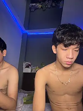 Snapshot of Kailertwink chatting on July 8, 10:58 pm Kailertwink online show from July 8, 10:58 pm
