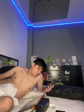 Snapshot of Kailertwink chatting on July 13, 5:32 am Kailertwink online show from July 13, 5:32 am