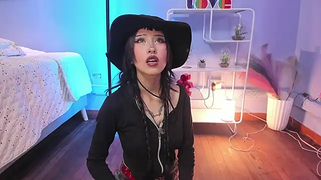 Hannahpage online show from February 11, 12:32 pm