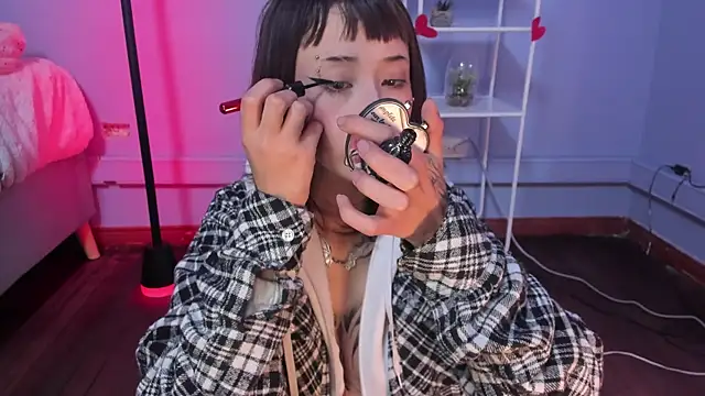 Hannahpage online show from February 26, 12:15 pm