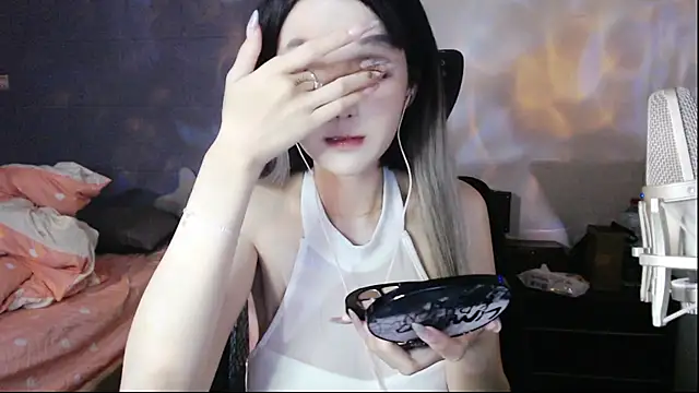 twlilybae online show from June 28, 8:09 am