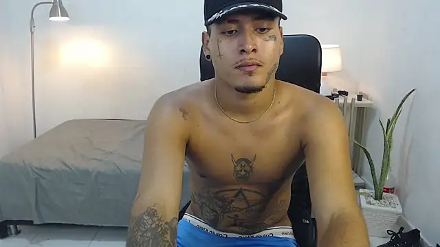 Snapshot of crow_black00 chatting on September 12, 6:46 am crow black00 online show from September 12, 6:46 am