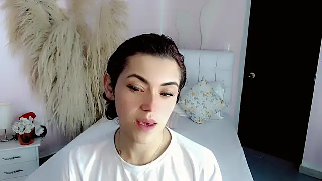 nathalialoes1 online show from December 5, 6:15 pm