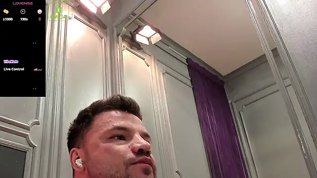 Snapshot of OliverSport chatting on May 26, 3:52 pm OliverSport online show from May 26, 3:52 pm