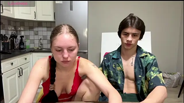 Snapshot of flowerscouple chatting on March 1, 10:01 pm flowerscouple online show from March 1, 10:01 pm