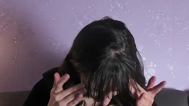 Emilia Bons online show from April 14, 12:55 pm