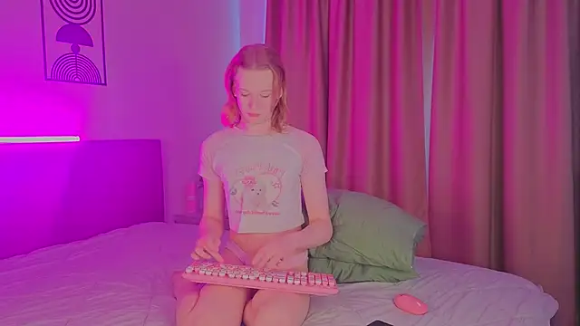 Snapshot of Olivia-Pink chatting on June 1, 7:32 am Olivia-Pink online show from June 1, 7:32 am