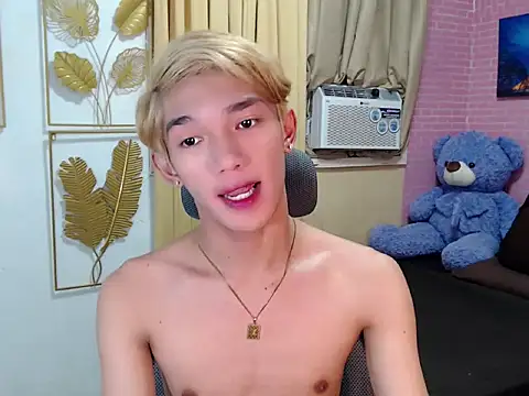 Snapshot of fuckerfriendsxx chatting on April 19, 8:24 am fuckerfriendsxx online show from April 19, 8:24 am