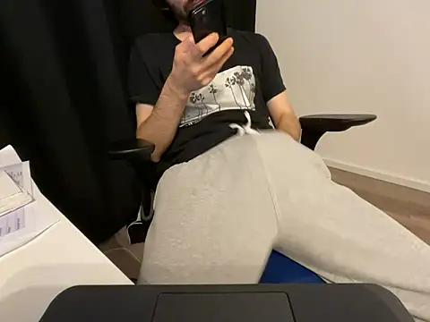 Snapshot of Frankieyyy1 chatting on April 16, 8:09 pm Frankieyyy1 online show from April 16, 8:09 pm