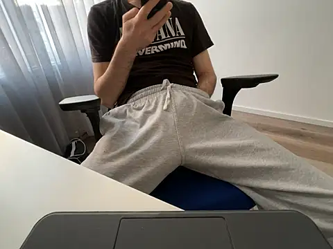 Snapshot of Frankieyyy1 chatting on April 23, 6:32 pm Frankieyyy1 online show from April 23, 6:32 pm