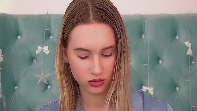 VictoriaHopsons online show from December 13, 8:04 pm