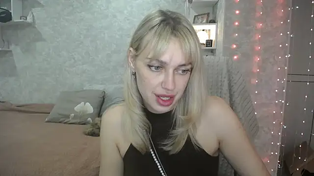Snapshot of NickyAdamidi chatting on October 10, 4:17 pm NickyAdamidi online show from October 10, 4:17 pm