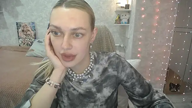 Snapshot of NickyAdamidi chatting on October 21, 4:30 pm NickyAdamidi online show from October 21, 4:30 pm