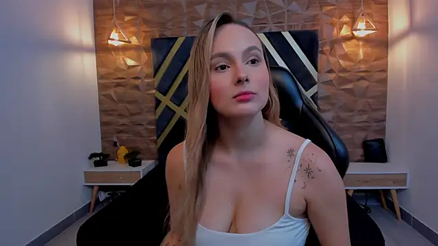 Emmaa white  online show from October 31, 5:14 pm