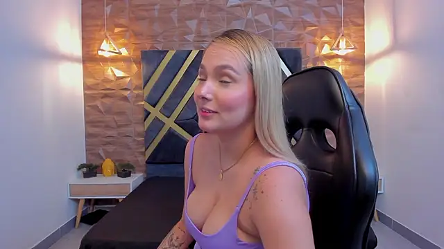 Emmaa white  online show from January 17, 5:16 pm