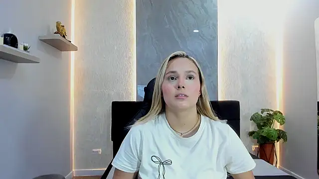 Emmaa white  online show from May 25, 5:30 pm