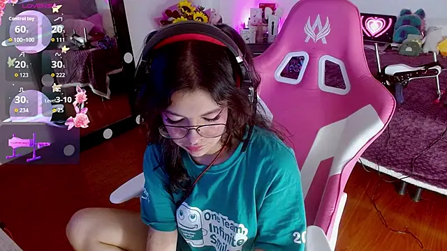 larah uwu online show from September 27, 7:41 pm