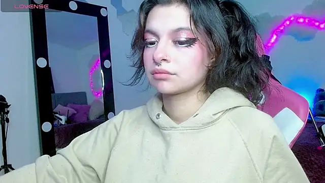 larah uwu online show from October 23, 8:18 pm