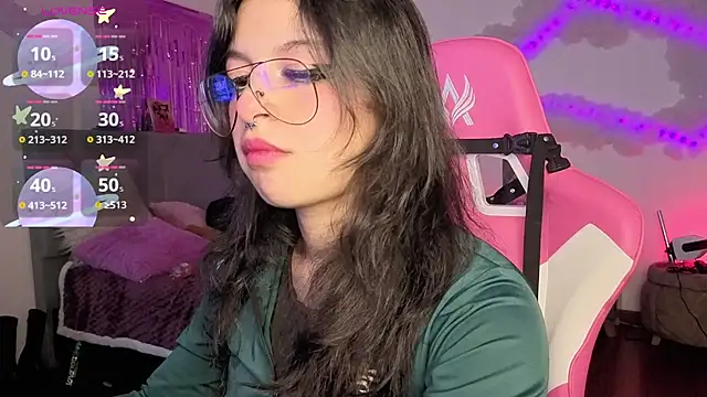 larah uwu online show from February 4, 10:15 pm