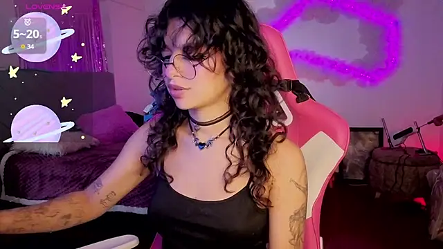 larah uwu online show from February 27, 7:36 pm