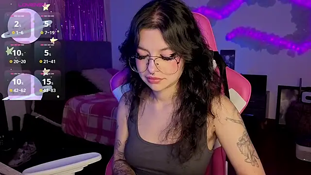 larah uwu online show from April 20, 6:20 pm