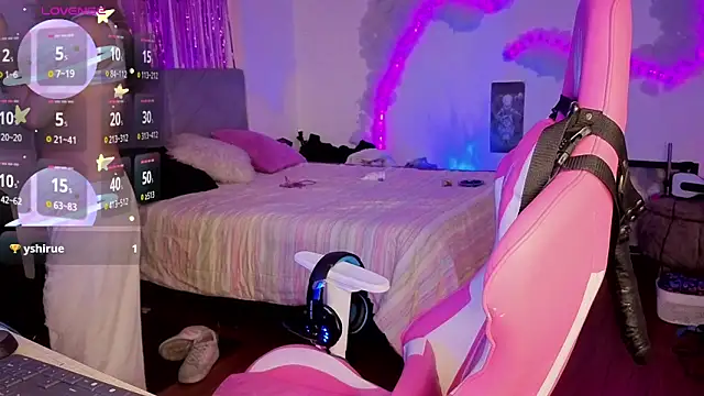 larah uwu online show from April 22, 6:20 pm