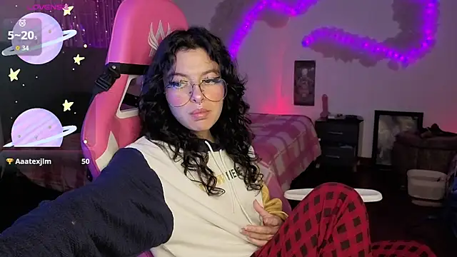 Snapshot of larah_uwu chatting on April 28, 6:24 pm larah uwu online show from April 28, 6:24 pm