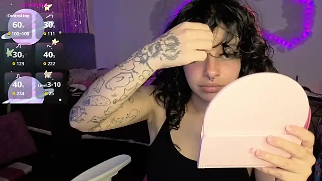 Snapshot of larah_uwu chatting on June 5, 6:35 pm larah uwu online show from June 5, 6:35 pm