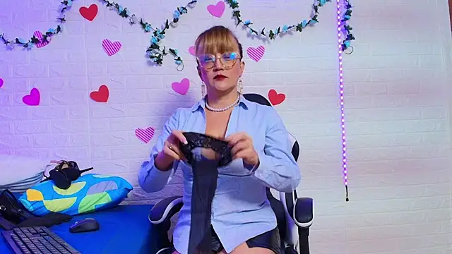 naomi diamond  online show from October 15, 11:10 am