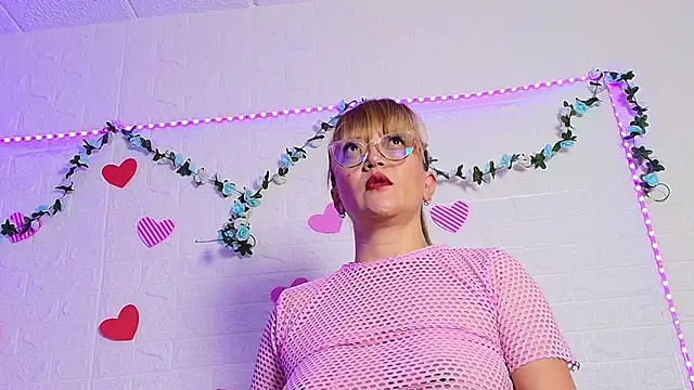 naomi diamond  online show from November 4, 9:03 pm