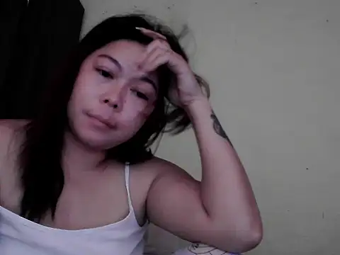 Snapshot of mimi15 chatting on May 4, 8:21 am mimi15 online show from May 4, 8:21 am