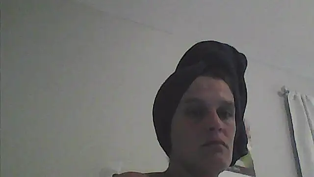 Snapshot of sarahkat86 chatting on April 19, 11:40 pm sarahkat86 online show from April 19, 11:40 pm