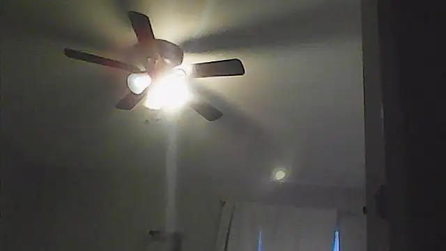 Snapshot of sarahkat86 chatting on April 26, 11:24 pm sarahkat86 online show from April 26, 11:24 pm