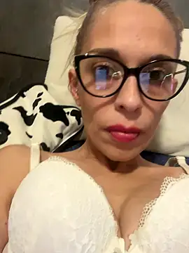 Snapshot of littlesquaw85 chatting on October 28, 3:04 pm littlesquaw85 online show from October 28, 3:04 pm