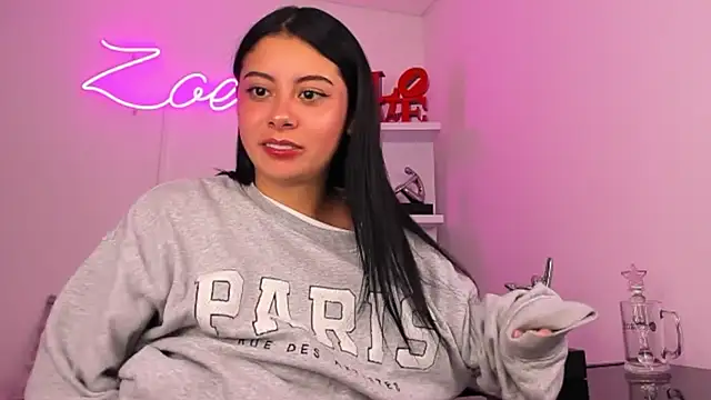 Snapshot of zoecams1 chatting on February 19, 6:15 pm zoecams1 online show from February 19, 6:15 pm