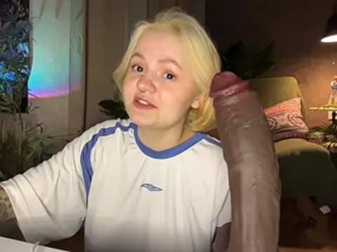 MoonIvy  online show from April 12, 6:57 pm