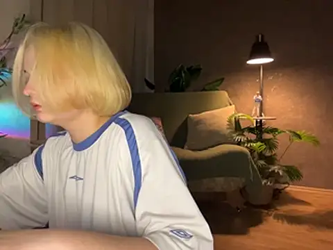 Snapshot of MoonIvy_ chatting on April 19, 7:16 pm MoonIvy online show from April 19, 7:16 pm
