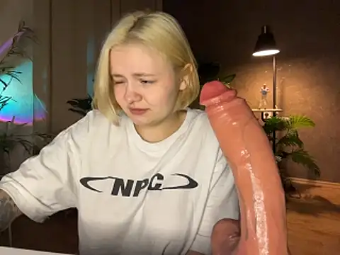 Snapshot of MoonIvy_ chatting on April 24, 6:32 pm MoonIvy online show from April 24, 6:32 pm