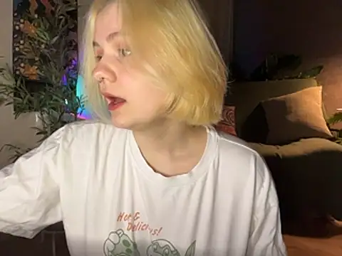 Snapshot of MoonIvy_ chatting on April 30, 6:47 pm MoonIvy online show from April 30, 6:47 pm