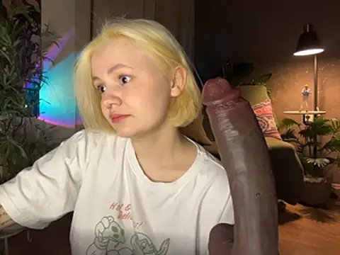 Snapshot of MoonIvy_ chatting on May 1, 7:18 pm MoonIvy online show from May 1, 7:18 pm