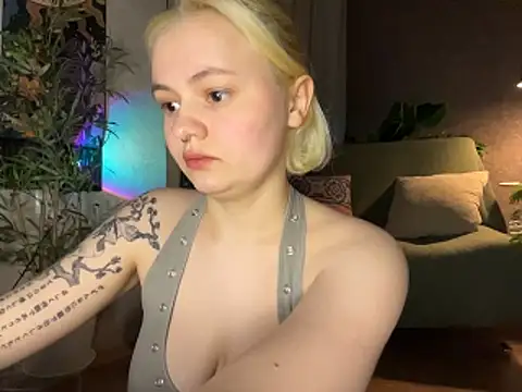 Snapshot of MoonIvy_ chatting on May 11, 7:22 pm MoonIvy online show from May 11, 7:22 pm
