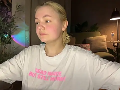 Snapshot of MoonIvy_ chatting on May 31, 7:37 pm MoonIvy online show from May 31, 7:37 pm
