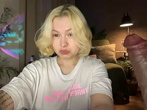 Snapshot of MoonIvy_ chatting on June 2, 7:27 pm MoonIvy online show from June 2, 7:27 pm