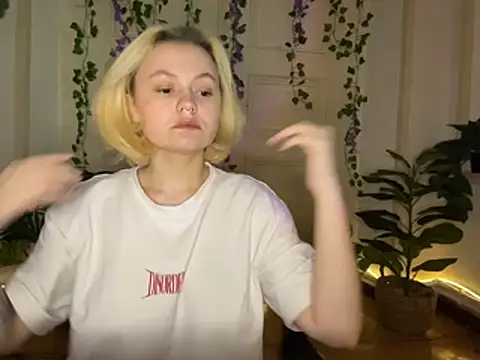 Snapshot of MoonIvy_ chatting on July 3, 7:31 pm MoonIvy online show from July 3, 7:31 pm