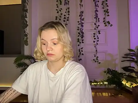 Snapshot of MoonIvy_ chatting on August 1, 8:08 pm MoonIvy online show from August 1, 8:08 pm