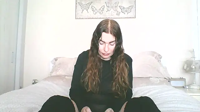 EllaKent online show from April 14, 9:15 am