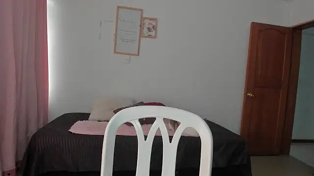 Snapshot of Ana__Pink chatting on March 31, 10:32 pm Ana Pink online show from March 31, 10:32 pm