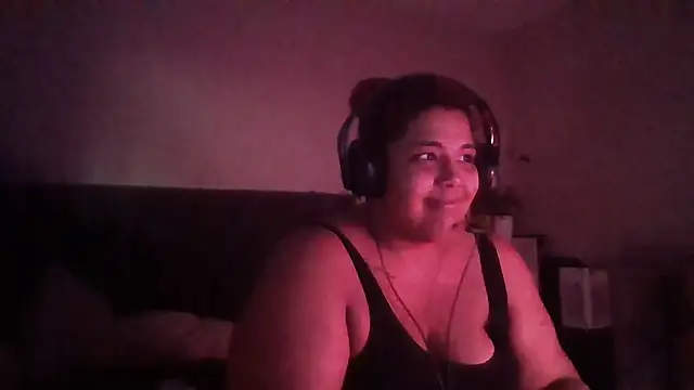 Snapshot of 1n0nlythroat chatting on April 28, 2:27 am 1n0nlythroat online show from April 28, 2:27 am