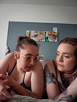 Snapshot of AndHerXO chatting on February 26, 1:43 pm AndHerXO online show from February 26, 1:43 pm