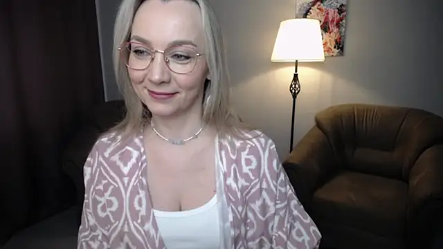 Snapshot of Ava_Elior chatting on April 26, 9:18 am Ava Elior online show from April 26, 9:18 am